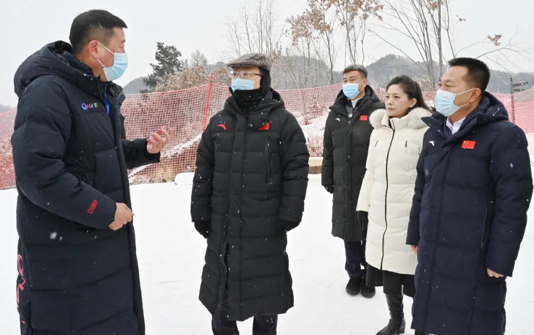 景俊海,韩俊一起到通化市冰雪产业示范新城,观看高山滑雪演示,乘坐